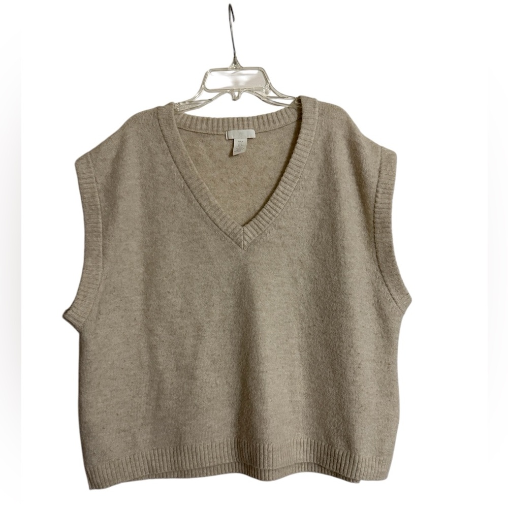 H&M Women’s Cream Sweater Vest 🎽 • Size Medium • Lightly Worn